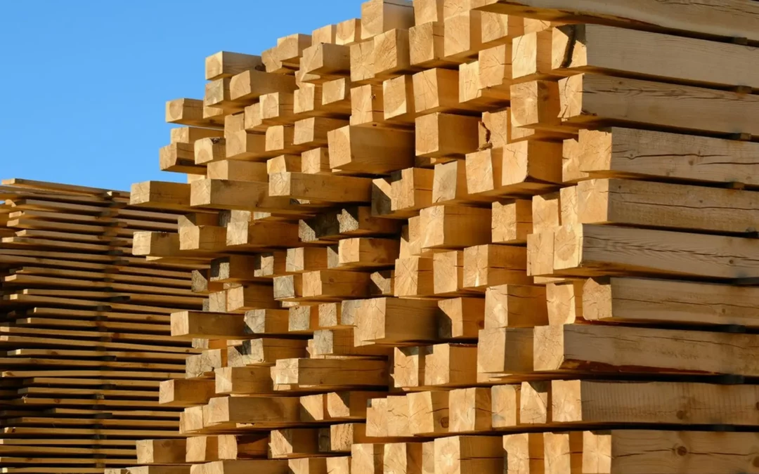 Czym charakteryzuje się drewno budowlane?